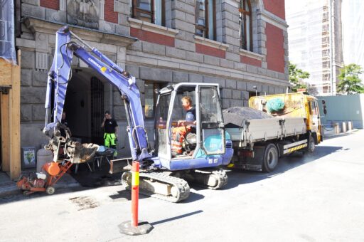 Minigraver på lastebil ved gravearbeid i Oslo