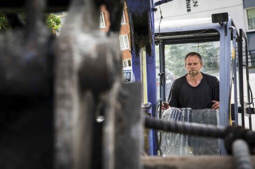 Maskinfører i gravemaskin