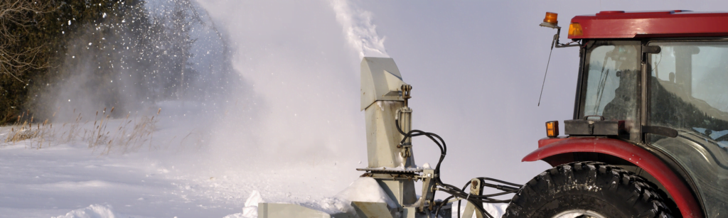 Snøfres på traktor fjerner snø