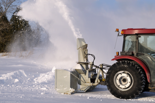 Traktor med snøfres under snørydding